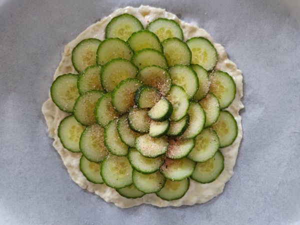 擺上櫛瓜，表面灑調味料
（我加了鹽巴和味島香鬆）