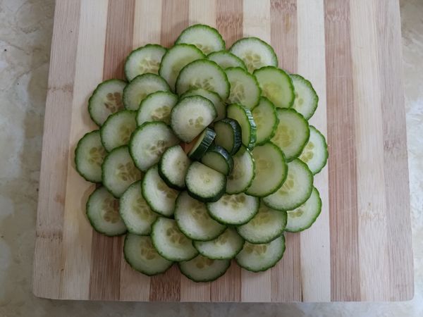 等待麵糰發酵時，來切櫛瓜，擺圖案

（櫛瓜是切成半圓型薄片）