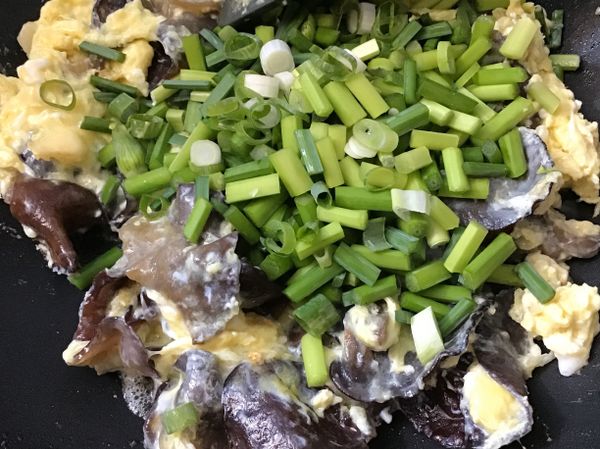 ❹最後放入韭菜丁炒至斷生即可起鍋