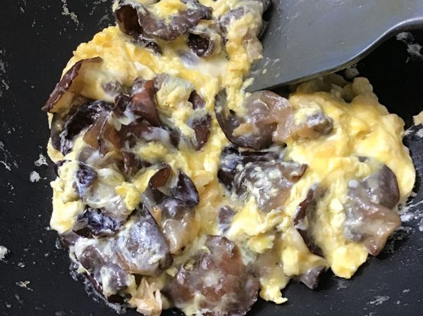 ❸簡單用鹽巴、胡椒粉調味炒勻，再倒入蛋液，炒至雞蛋凝固