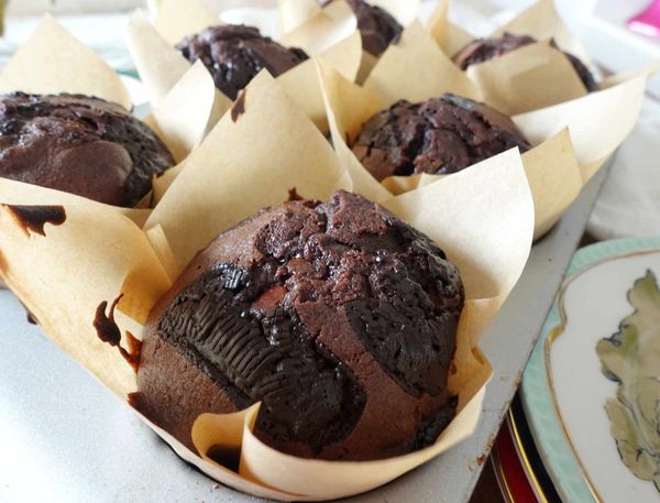 將麵糊倒入馬芬模內，再加點巧克力碎。