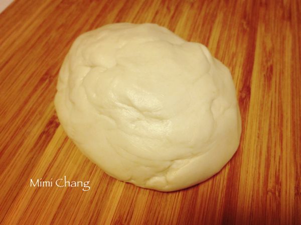 將麵粉、糖、鹽、水、油，攪拌後揉成麵團，放密閉容器在室溫中靜置20分鐘。可使用麵包機的麵團功能，方便省力。