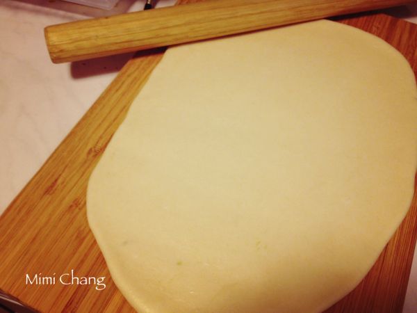 將麵團桿平，兩面撒麵粉以免黏住。