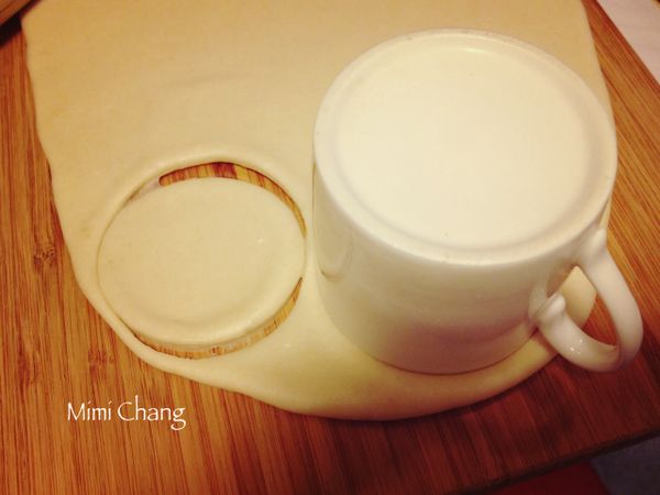 用200CC的小杯壓切出圓麵皮。