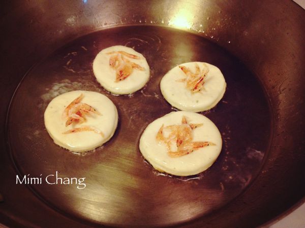 使用精鐵平底鍋效果最佳，大火熱鍋後，轉小火，加油少許，將麵皮放入，在中心撒少許櫻花蝦，用菜鏟稍微用力按入。