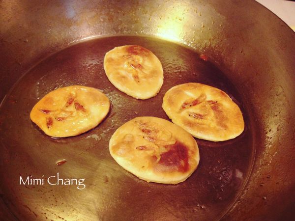 背面上色後翻面，稍微壓一下讓櫻花蝦黏住。