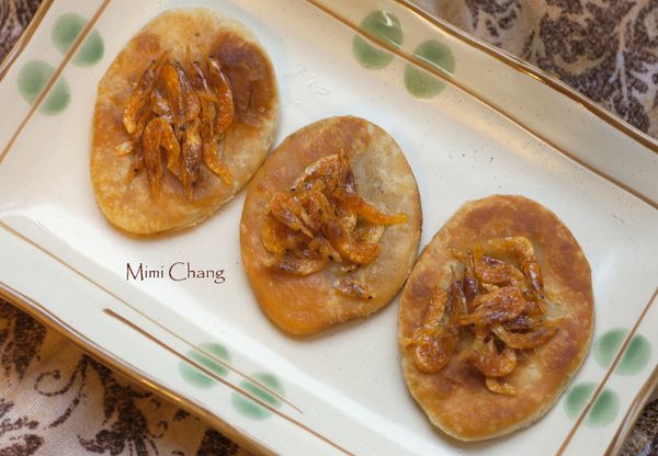 兩面都煎成金黃色就可以起鍋。如果喜歡吃櫻花蝦，可以再煎一些，撒在薄餅上。