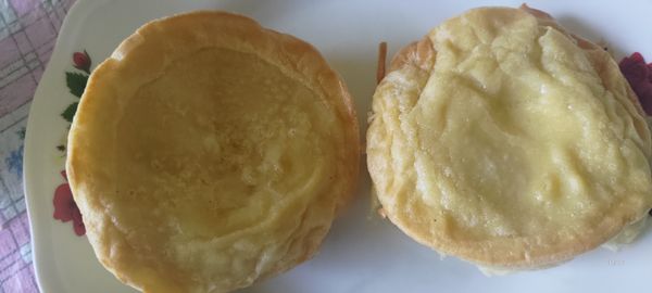 倒在盤中撒上糖粉