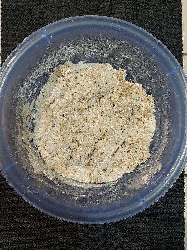 紅糖水分次少量加入麵粉，打成絮狀【糖水酌量添加，沒用完也無所謂】