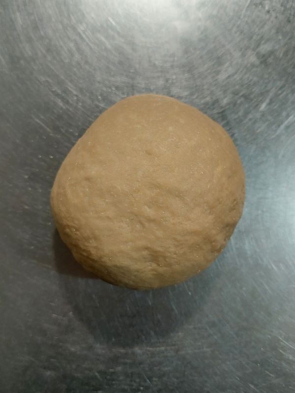 淋少許油，上手揉麵15分鐘，揉至光滑