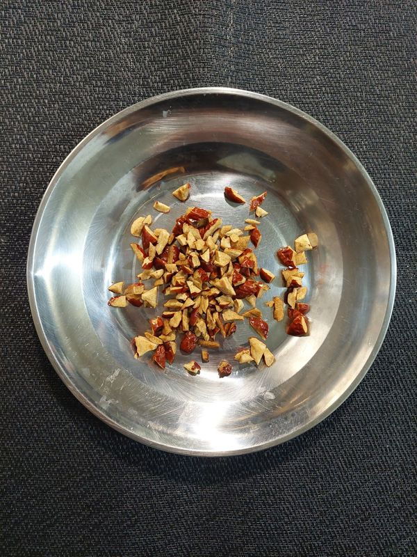 B.趁著醒麵的功夫，把紅棗剪成小碎丁
