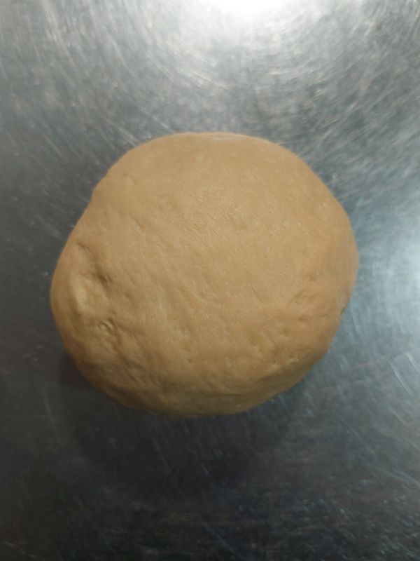 取出排氣，同時將紅棗丁兒揉入麵糰裏