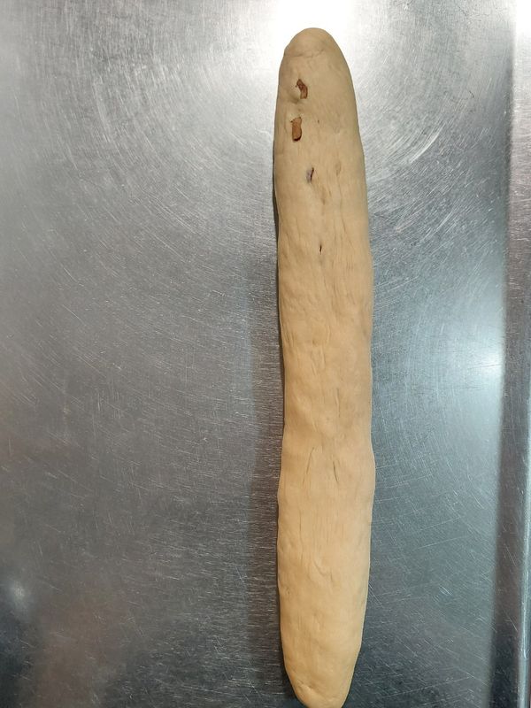 揉成長條狀，開始揪麵劑子