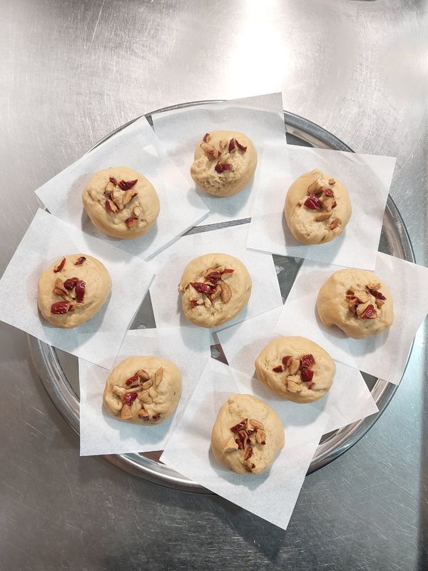 將剩餘紅棗丁摁在生胚表面，這麼更好看一些