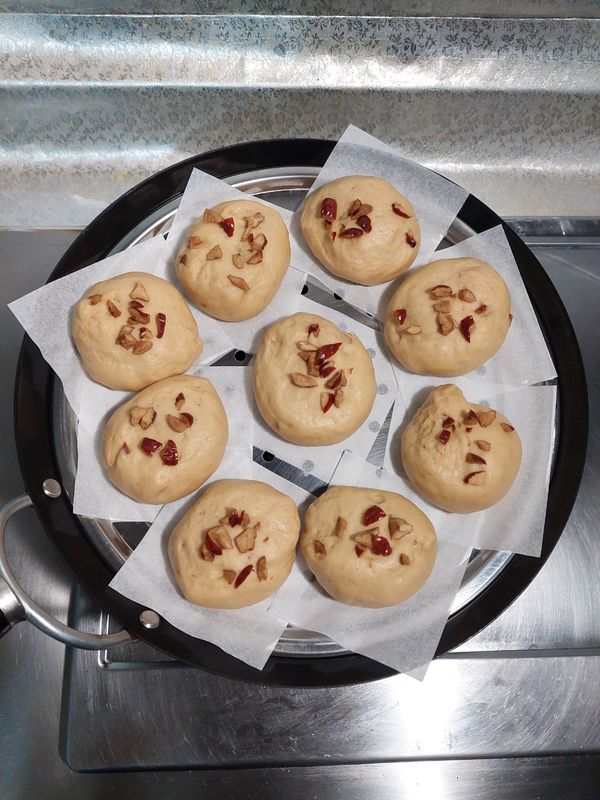 室溫二次醒發50~60分鐘，發酵至體積明顯增倍