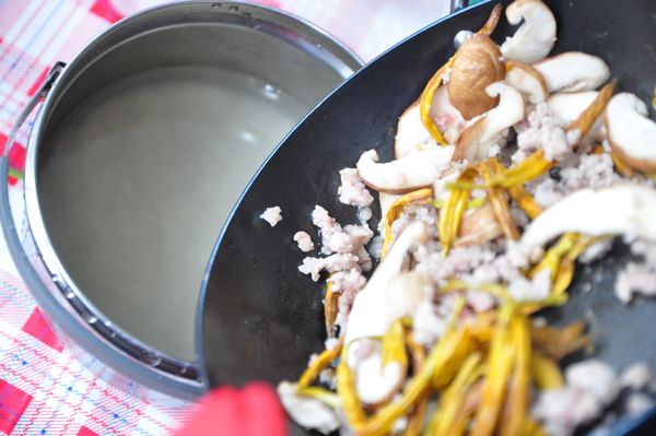 再放入洗淨的白米中