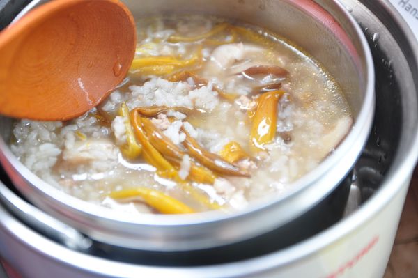 電源跳起後，放入鹽巴調味即可