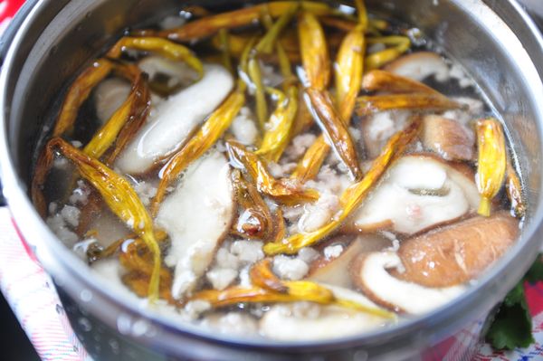 放入電鍋燉煮，粥品依個人喜愛濃稠度斟酌加入水分比例