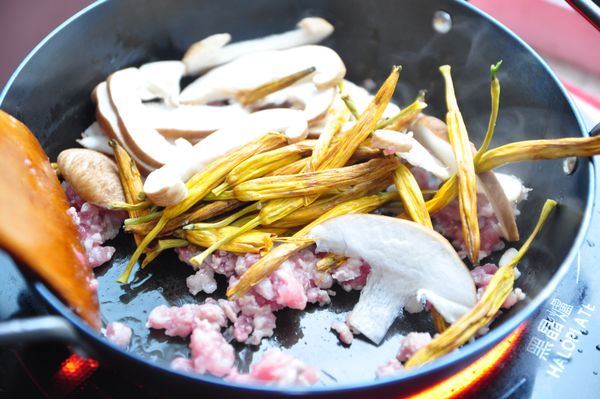 先將香菇片、金針、肉末約略拌炒