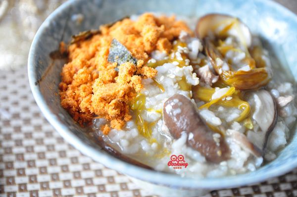 灑上芝麻，再加些旗魚鬆，營養的好粥品快速完成!