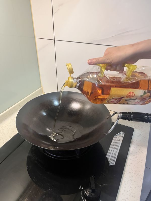 熱鍋涼油，油溫升至70度