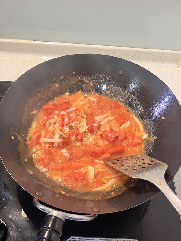 轉小火，煸炒至番茄醬狀