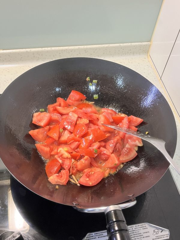 先丟入番茄翻炒