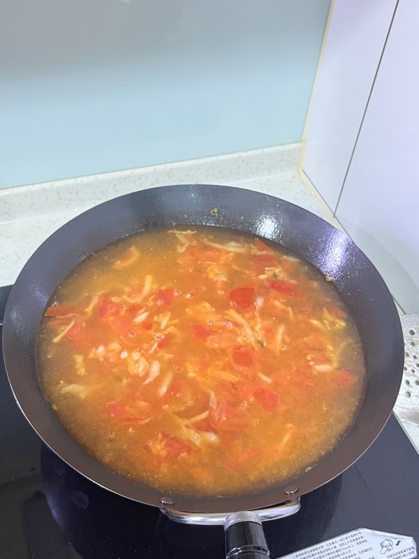 將雞蛋打入鍋內，等雞蛋煮至定型後，再稍作攪拌