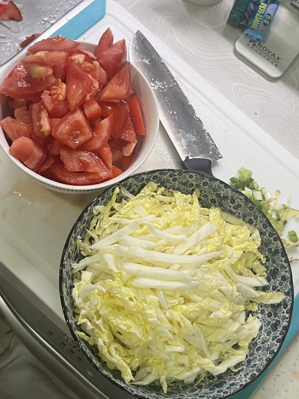 番茄切小塊，白菜切細絲
