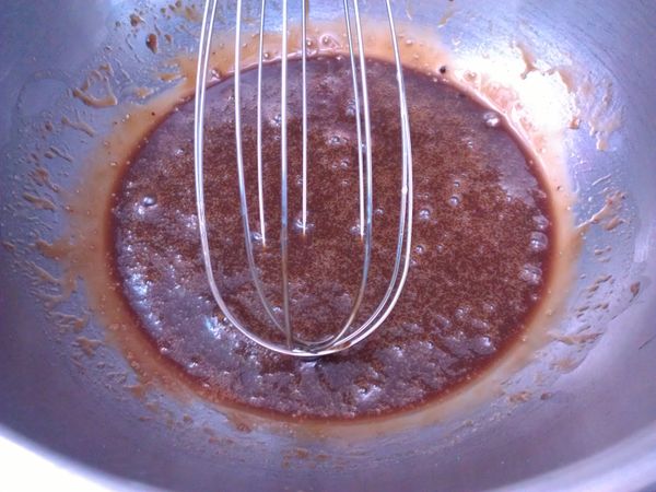 將奶油與黑糖放入鍋中，用電磁爐小火加溫，攪拌至奶油融化即可離火，繼續攪拌至黑糖溶解。略降溫後(手心接觸鍋底可接受的熱度)加入蛋液拌勻。