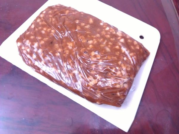 隔著保鮮膜，用大刮刀將麵糰整理成長方形，放入冰箱10分鐘讓麵糰變得硬些。