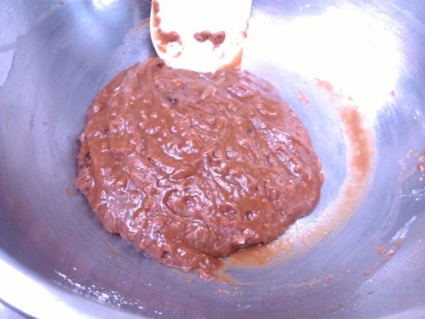 所有[粉類]拌勻後一次加入，用刮刀輕輕按壓的方式拌至看不見粉料。