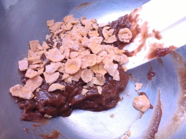 剩下一半的麵糰則拌入壓碎的玉米脆片