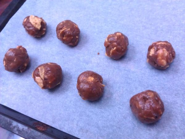 這就是天氣冷的好處囉！很輕鬆的就可以將餅乾麵糊捏成小球(8個)。