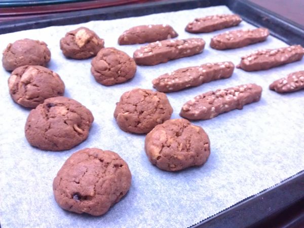 送進烤箱烤個15-20分鐘即可，架高放涼後就可以裝入密封罐裡保存。