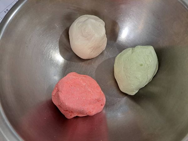 三種顏色各自揉成團