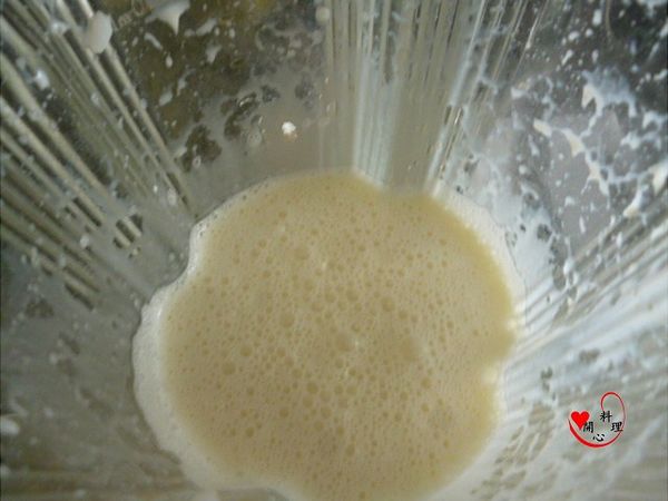 與其它材量放入果汁機中打碎(喜歡滑嫩口感請過濾)