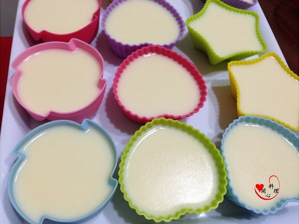 倒入模型中冷藏2~3小時取出直接食用