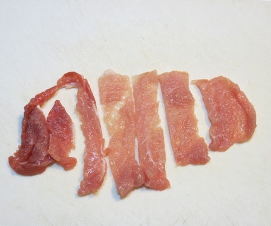 放置鉆板上用刀切成條狀。