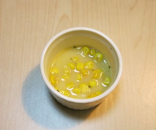 將玉米濃湯粉和溫水混合均勻。