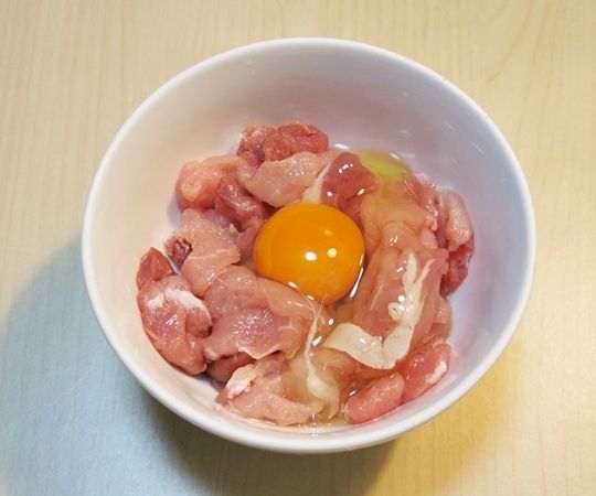 把肉放在碗裡加蛋和調味料，用手攪拌至肉吸飽水份，看不見水份為止，然後靜置10分鐘。