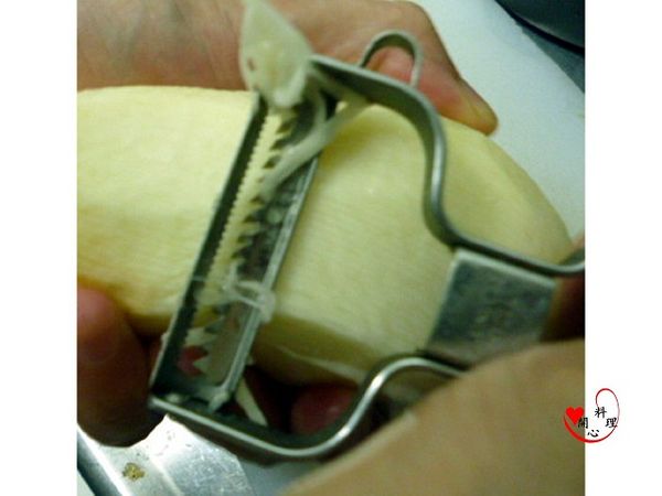 將山藥用刨絲刀刨成細絲(可以的話帶手套,才不會癢哦)