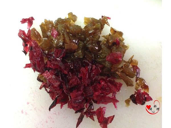 將Q梅與洛神花切成末