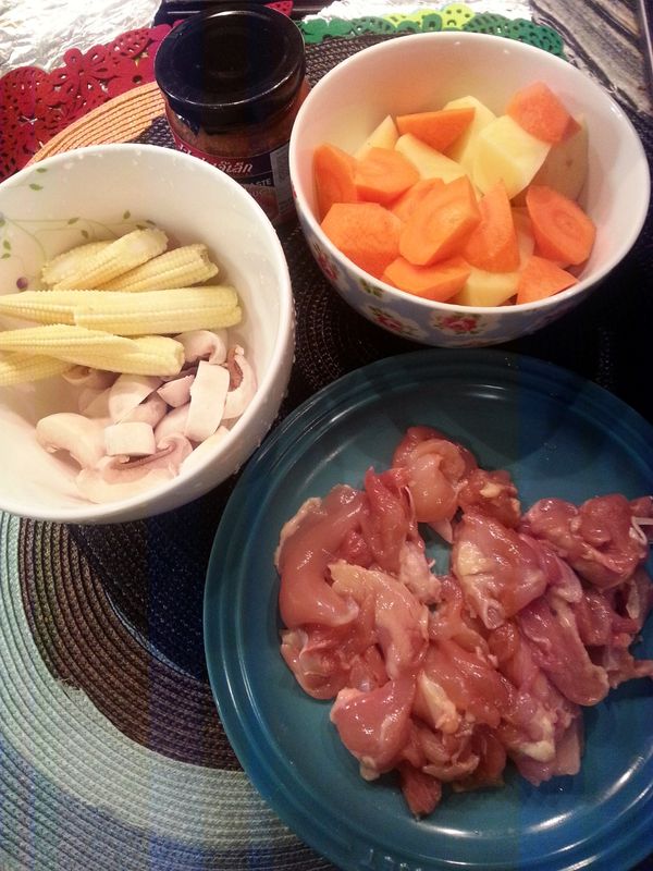 雞腿去皮去骨，肉切塊狀；馬鈴薯、紅蘿蔔去皮切粒；白蘑菇切片，玉米筍切半，備用。