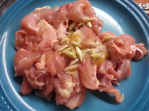 雞腿肉用醃料拌勻，醃20分鐘。