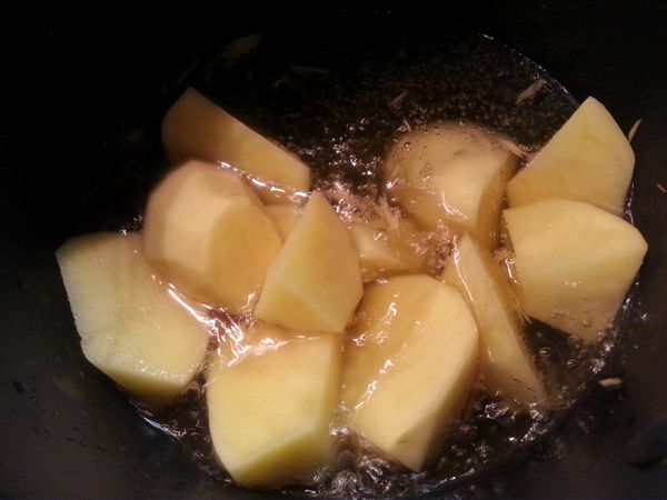 然後再下馬鈴薯炸至表面微金黃色。炸過的馬鈴薯可以防止在煮的時候爛糊。