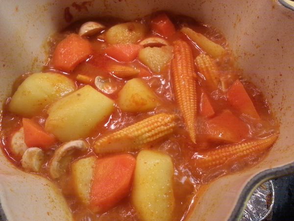 加入玉米筍和白蘑菇蓋上鍋蓋小火煮10分鐘。