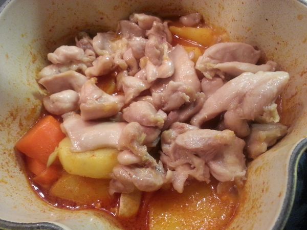 最後加下雞腿肉和調味料煮3分鐘後，下太白粉水煮至咖喱汁濃稠。