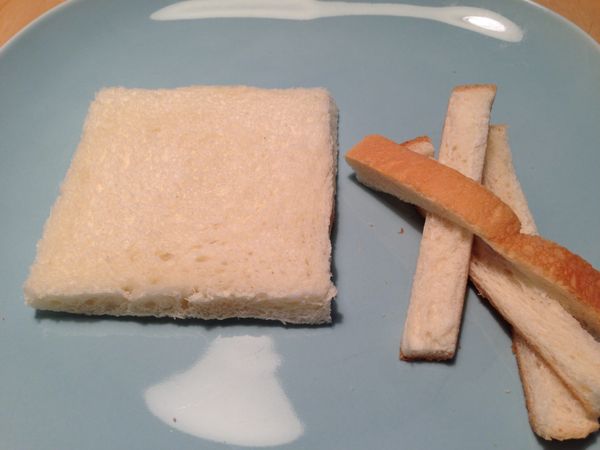 吐司,只要一片吐司就可以了,先用剪刀將吐司邊邊剪下來備用