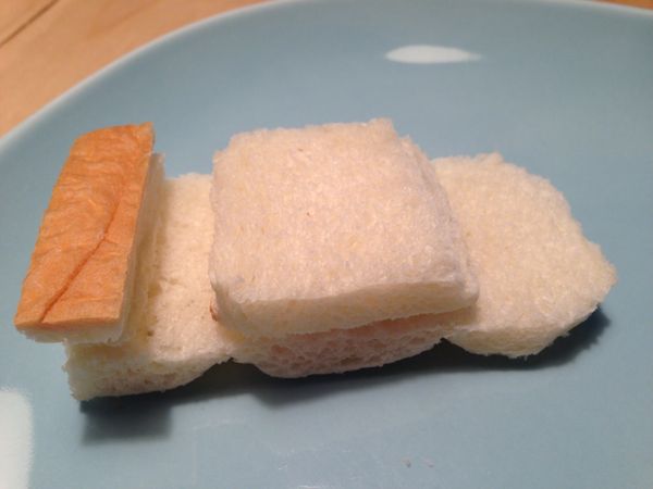 先將吐司減一半,然後車頭修圓,在下方剪四個小小的洞(到時候可以放輪胎),然後上面放一個小小的四方形當駕駛艙,後面可以剪一個吐司邊當導流板